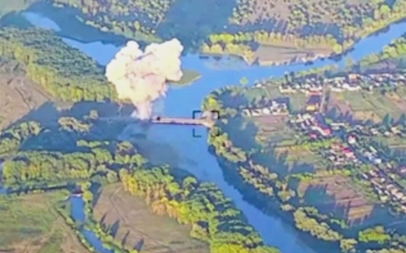 Ukraine nã hỏa lực đánh trúng một cây cầu quan trọng ở làng Zhdannoe, thuộc tỉnh Kursk. Ảnh: Không quân Ukraine