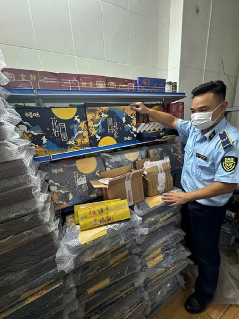 Phát hiện hơn 1.400 chiếc bánh Trung thu có dấu hiệu nhập lậu tại quận Hà Đông (Hà Nội) - 1