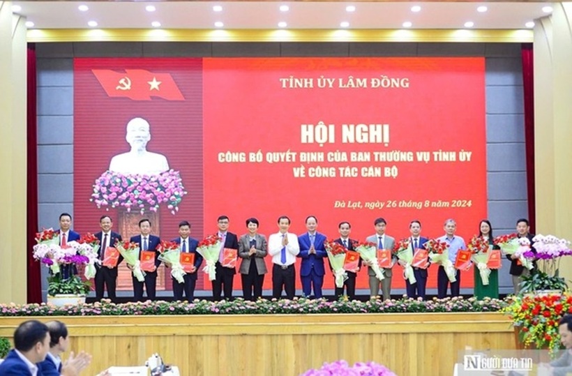 Ông Nguyễn Thái Học, Quyền Bí thư Tỉnh ủy Lâm Đồng (áo trắng, đứng giữa) trao quyết định và tặng hoa cho các cán bộ được điều động, bổ nhiệm chức vụ mới.