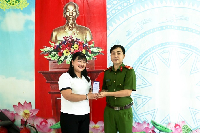 Chị Bùi Như Trúc đến Công an xã Mỹ Quí gửi số tiền nhận nhầm để chuyển lại cho chủ sở hữu. (Ảnh: Công an tỉnh Đồng Tháp)