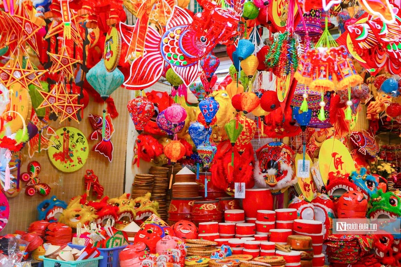 Đa dạng và rực rỡ nhất vẫn là những món đồ chơi bằng giấy khiến con phố Hàng Mã những ngày này như lộng lẫy hơn.