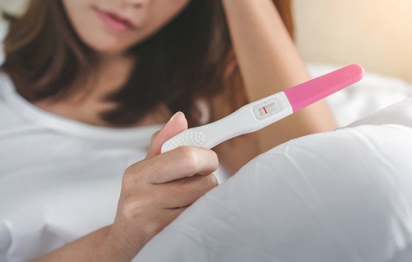 Stress làm giảm chế tiết hormone từ tuyến yên, ảnh hưởng trực tiếp đến quá trình phát triển của các nang trứng, gây rối loạn chu kỳ kinh nguyệt và sự rụng trứng bất thường. Ảnh minh họa
