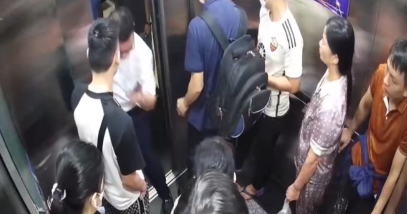 Khoảnh khắc anh Cường thoát chết trong gang tấc. (Ảnh cắt từ video)