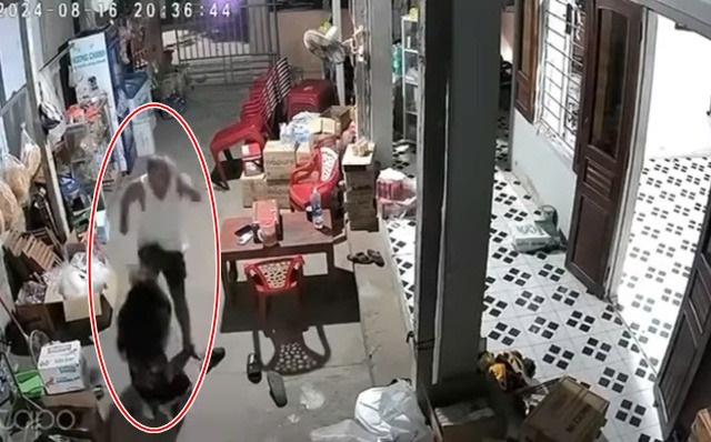 Hình ảnh người chồng đá thẳng vào mặt vợ, dù người vợ van xin. (Ảnh cắt từ clip)