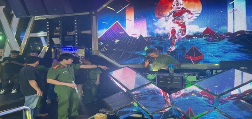 Lực lượng công an kiểm tra bên trong cơ sở kinh doanh cơ sở kinh doanh ăn uống BC BIA. Ảnh: Người Lao Động