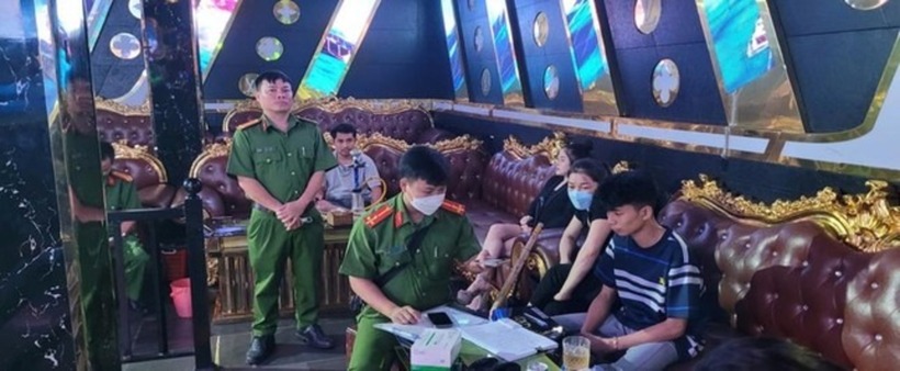 Công an làm việc với đối tượng liên quan để phục vụ công tác điều tra. Ảnh: VTV Online