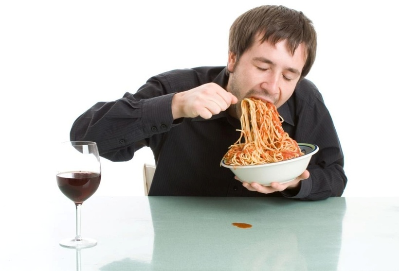 Ăn quá nhiều trong mỗi bữa tạo áp lực lên cơ vòng thực quản dưới.