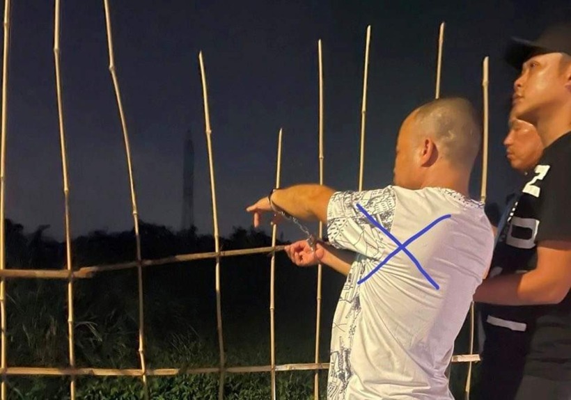 Di lý đối tượng Hoàng Hữu Thịnh trở lại hiện trường gây án. Ảnh: VietNamNet