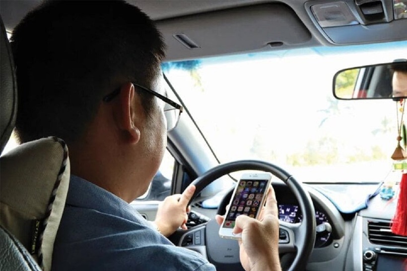 Cầm điện thoại khi đang điều khiển xe ô tô không chỉ là hành vi vi phạm pháp luật mà còn gây ra nhiều rủi ro cho an toàn giao thông.