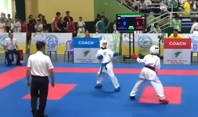 Trận đấu gây tranh cãi ở chung kết nhóm tuổi 11-12 tại giải karate năng khiếu - trẻ TP HCM 2024. Ảnh: Vnexpress