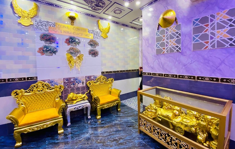 "Trong khoảng thời gian du lịch qua nhiều nước, tôi đã lưu lại những điều mới, độc, lạ về áp dụng và sáng tạo thiết kế cho quán mình để phục vụ cho khách thăm quan", anh Trung chia sẻ.