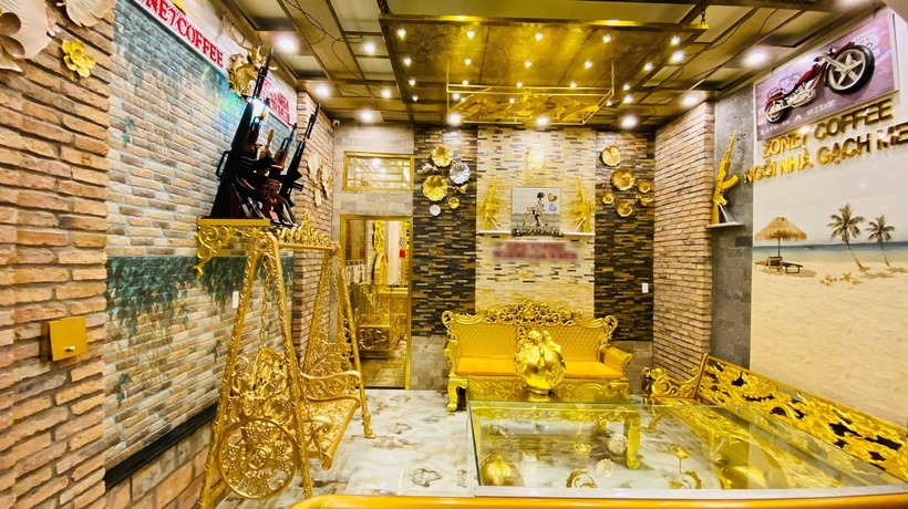 Từ sảnh chính, phòng khách, phòng trưng bày, bếp ăn… đều được dát vàng như một cung điện nguy nga, tráng lệ thời xưa.