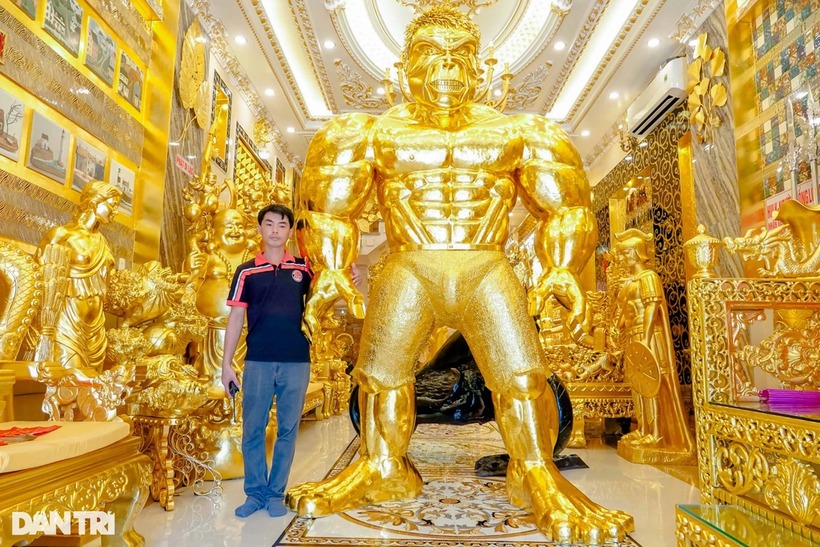 Tầng trệt ngôi nhà được trưng bày nhiều đồ vật như tượng, ngai vàng, cây tiền... nổi bật nhất là tượng Người khổng lồ xanh cao hơn 2m được dát vàng tinh xảo
