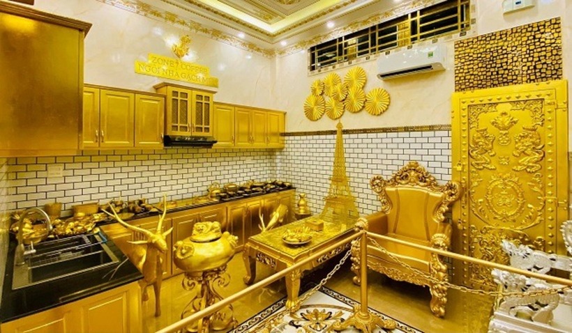 Một góc phòng bếp được cho là dát vàng từ tủ bếp đến các vật dụng nấu nướng.