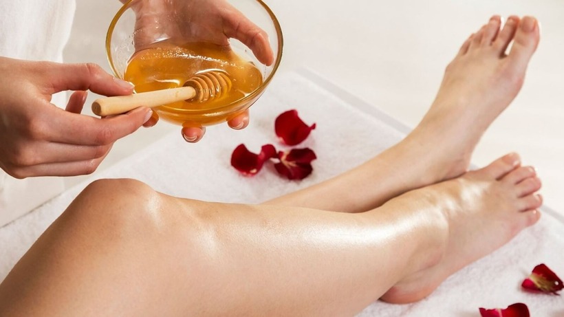 Mật ong là nguyên liệu tự nhiên, giàu vitamin và khoáng chất, an toàn cho da.