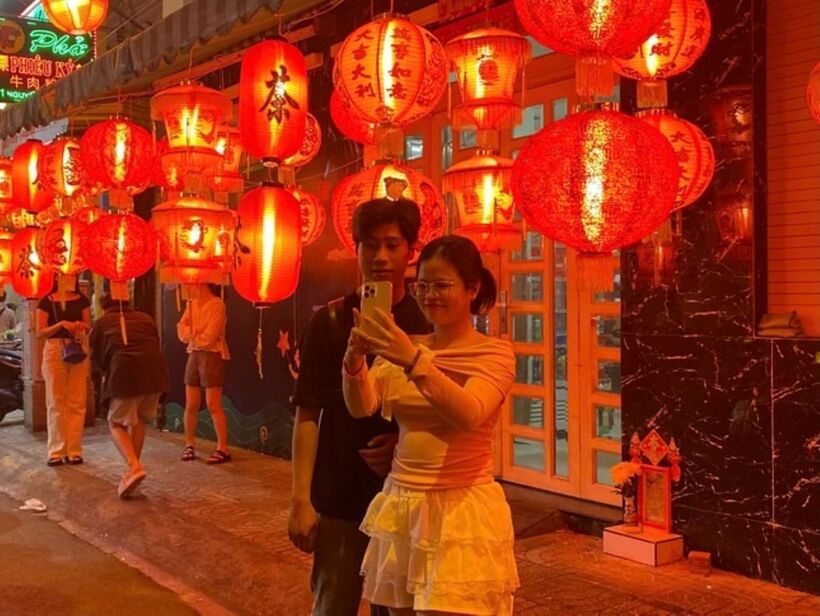 Phố lồng đèn Lương Nhữ Học nổi tiếng với nhiều gian hàng bày bán đủ loại lồng đèn, từ truyền thống đến hiện đại, từ những chiếc lồng đèn giấy kiếng hình ngôi sao, cá chép cho đến các mẫu gắn cả đèn LED, âm nhạc... tất cả đều làm say lòng cả người lớn lẫn trẻ em.