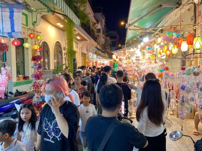 Phố lồng đèn Lương Nhữ Học chất kín người đến tham quan, mua sắm dù chưa đến ngày Trung thu