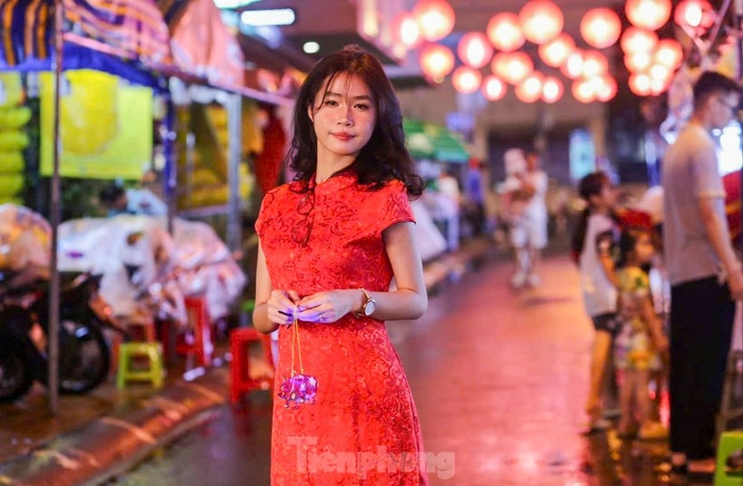 Nhiều bạn trẻ xúng xính váy áo đến check in tham quan các gian hàng.