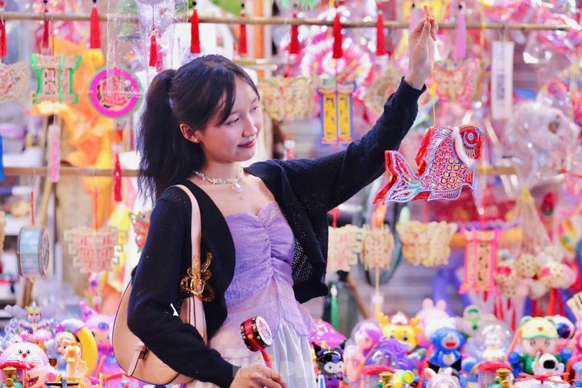 Vào buổi tối từ 18h đến 22h, không khí cả khu phố luôn rộn ràng với những tiếng cười nói, những âm thanh vui nhộn và đặc biệt là ánh sáng lung linh từ những chiếc lồng đèn đủ màu sắc, chúng trở nên rực rỡ, ấm áp và mang đậm nét văn hóa truyền thống.