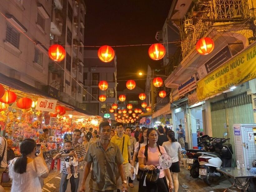 Càng gần tới ngày Trung Thu, phố lồng đèn Lương Nhữ Học (Q. 5) trở nên đông đúc hơn. Lượng người đổ về đây ngày một đông, cho tới qua Rằm tháng Tám Âm lịch.