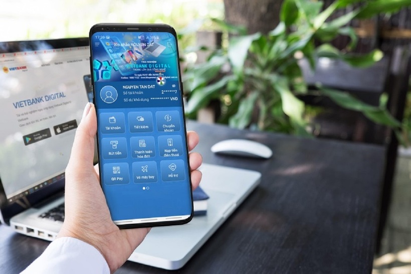 Khách hàng dễ dàng gửi tiết kiệm online trên các ứng dụng ngân hàng