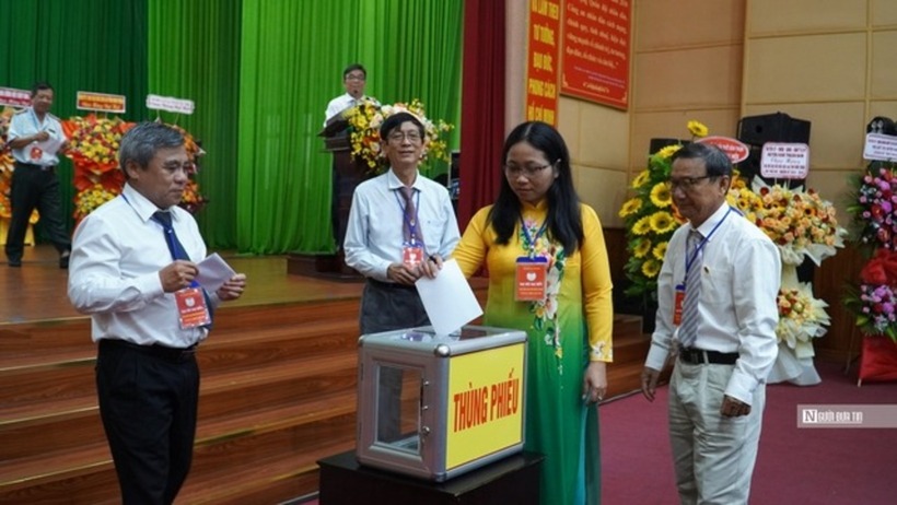 Bỏ phiếu bầu ban chấp hành khóa mới.