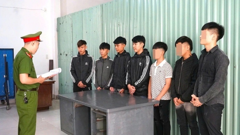 Các đối tượng tại cơ quan công an. Ảnh: Báo Dân Việt