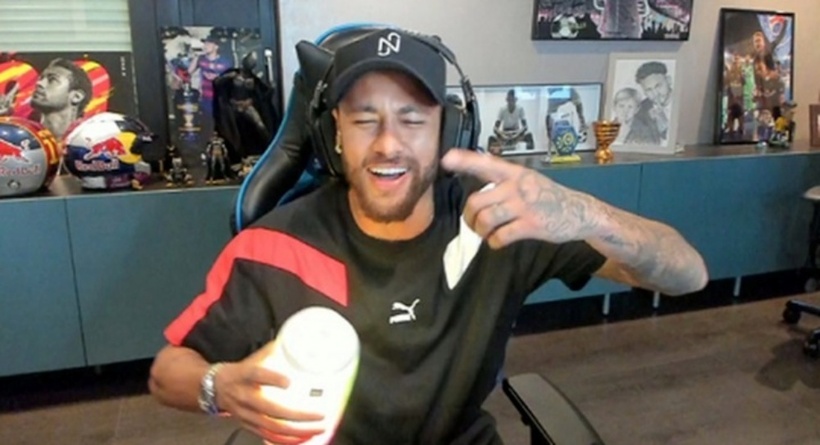 Trong thời gian dưỡng thương, khán giả thường bắt gặp Neymar tại các buổi livestream chơi game.