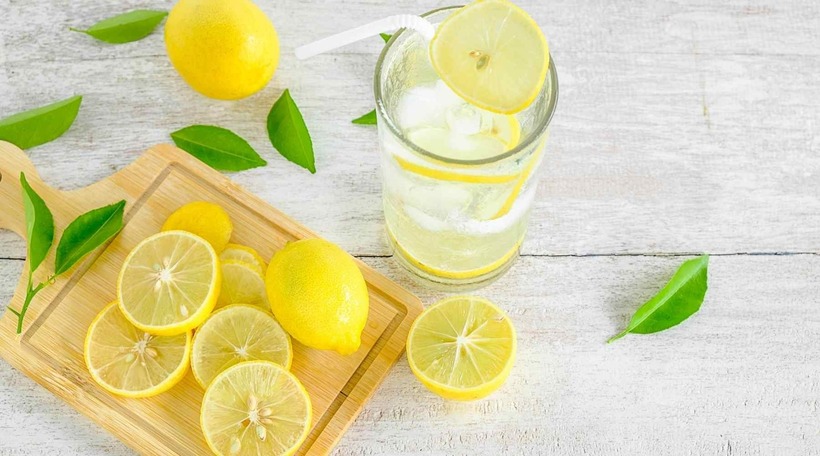 Uống nước chanh trước bữa ăn có thể giúp thúc đẩy và cải thiện tiêu hóa.