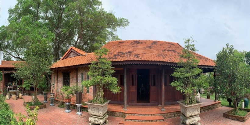 Thay vì làm kiểu giả cổ như nhiều người, năm 2002 ông mua một căn nhà gần 100 năm tuổi ở Bình Dương về dựng lại. Căn nhà được ông Dũng được mua lại bằng vàng, tương đương 1,5 tỷ đồng so với thời giá hiện nay, chưa bao gồm nội thất.