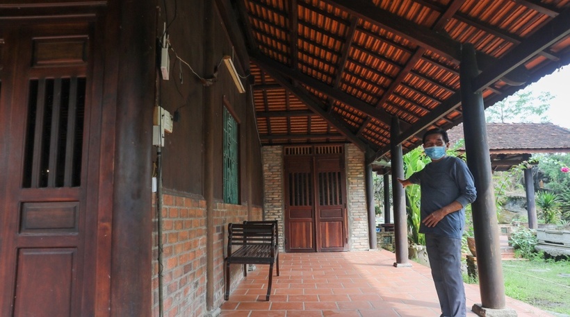 Ngoài kiến trúc chính nhà hình chữ Đinh, khi dựng lại chủ nhân còn chế thêm một chái bên gian chính và làm thêm phần hậu lưu để ngủ.