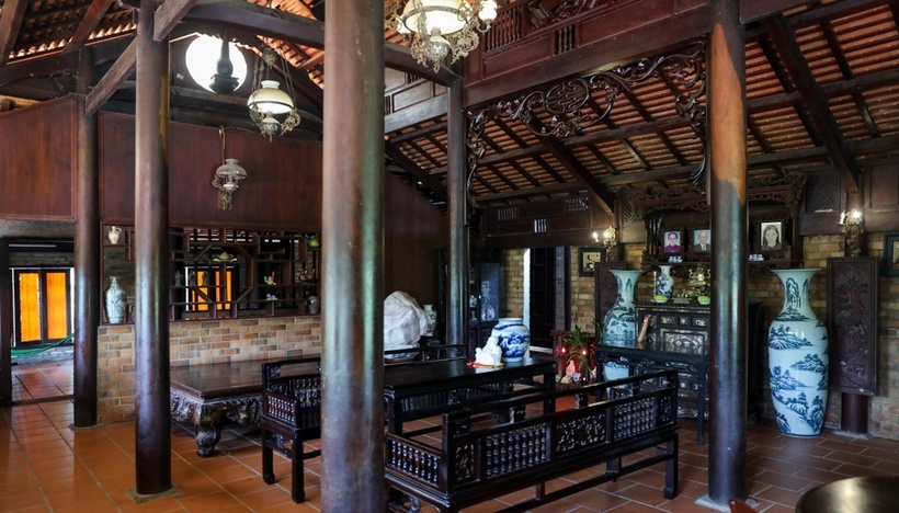 Những đồ nội thất xưa này ông sưu tầm qua nhiều năm để vừa sử dụng vừa trang trí, tạo nên nét hoài cổ đồng bộ cho không gian sống, nơi thờ tự của gia đình. Lâu nay căn nhà được ông Dũng cho các đoàn làm phim mượn miễn phí để làm bối cảnh quay.