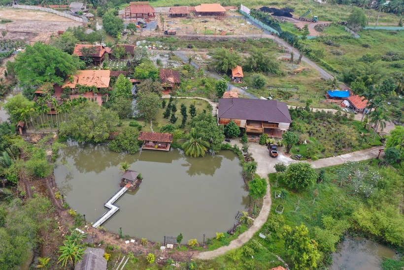 Khu nhà vườn 3.000m2 của ông Đỗ Văn Dũng ngụ quận Bình Thạnh, TP.HCM) nằm ở phường Long Phước, TP.Thủ Đức được xây dựng từ năm 2000. Ông trồng cây, đào ao, dựng nhà cổ xưa với phong cách nhà vườn độc đáo.