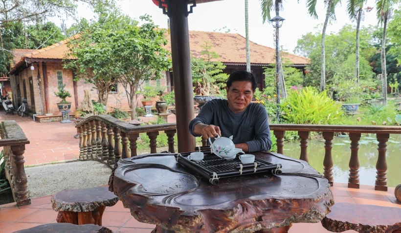 Theo ông Đỗ Văn Dũng, toàn bộ căn nhà có diện tích 200m2, được dựng bằng 54 cột gỗ gõ mật. Gian chính ngôi nhà có diện tích 60m2, với đầy đủ nội thất đặc trưng như bộ trường kỷ, phản, bộ bàn ghế ăn cơm, án thờ, tủ…đều có tuổi đời khoảng 50 năm.