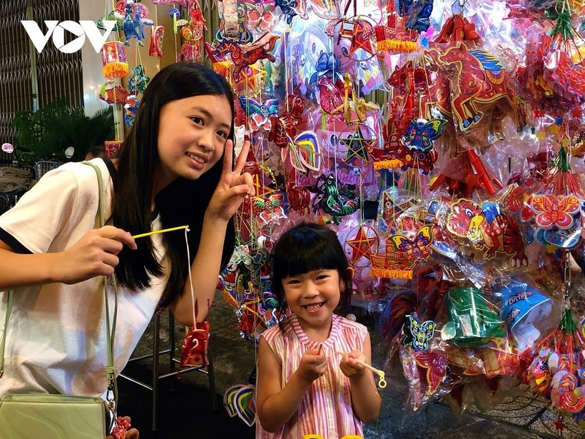 Hào hứng khi tìm được chiếc lồng đèn yêu thích.