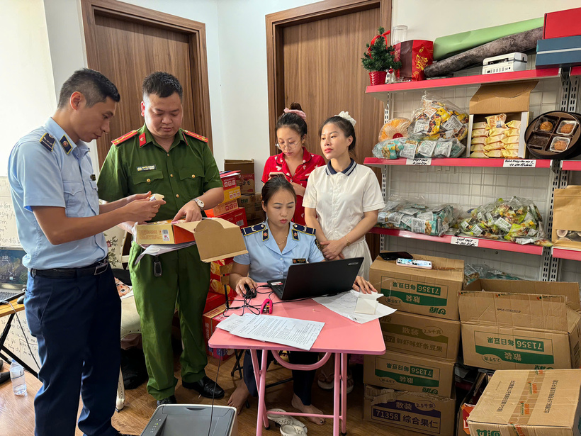 Lực lượng chức năng kiểm tra điểm kinh doanh livestream bán hàng. Ảnh: Cục QLTT tỉnh Quảng Ninh.