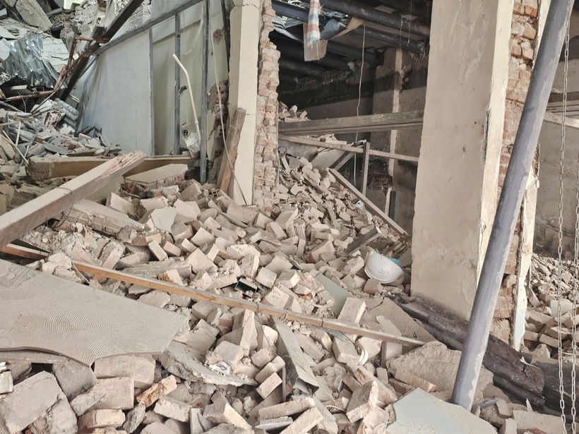 Hiện trường ngổn ngang sau khi sàn nhà bị sập. Ảnh: Tri thức trực tuyến