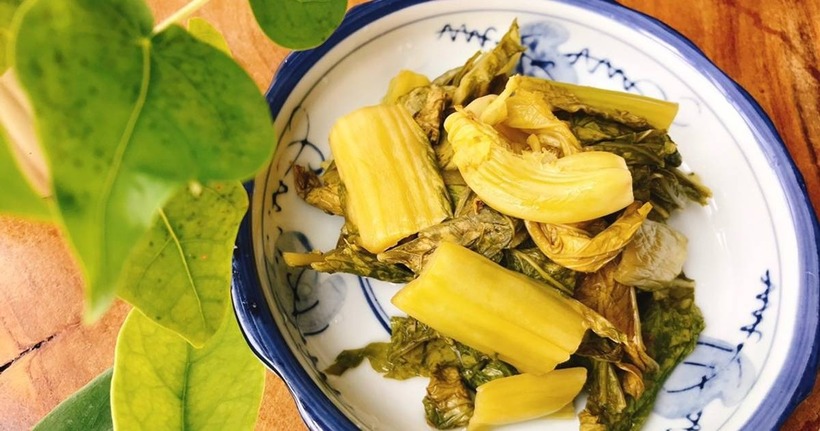 Dưa muối, một món ăn dân dã, quen thuộc và được yêu thích trong bữa cơm của nhiều gia đình Việt. Ảnh minh họa