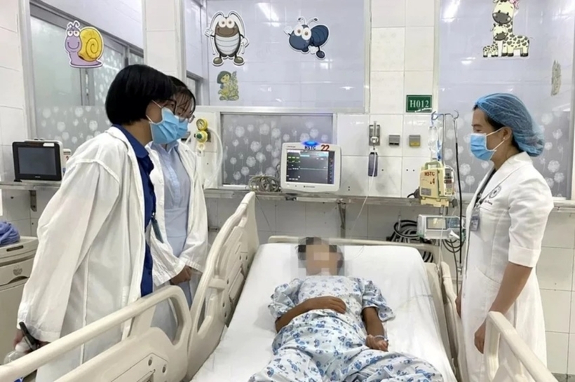 Hiện sức khỏe bệnh nhi phục hồi tốt, tỉnh táo, tiếp xúc tốt. Ảnh: Pháp Luật TP.HCM