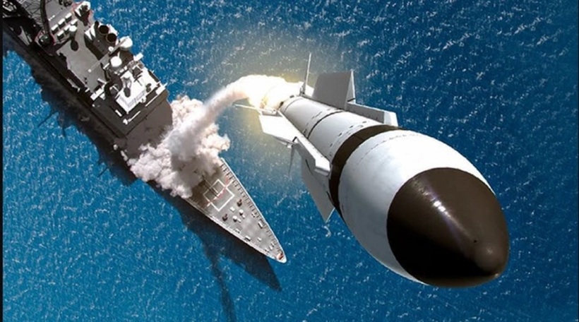 Tên lửa SM-6 khai hỏa từ tàu chiến. Ảnh: RAYTHEON