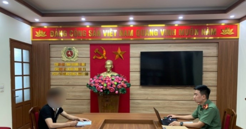 N.M.T làm việc tại cơ quan công an. (Ảnh: Công an tỉnh Quảng Ninh)