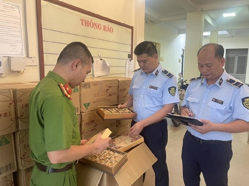 Lực lượng chức năng đang tiến hành khám 26 thùng carton chứa bánh trung thu tại quận Hai Bà Trưng.