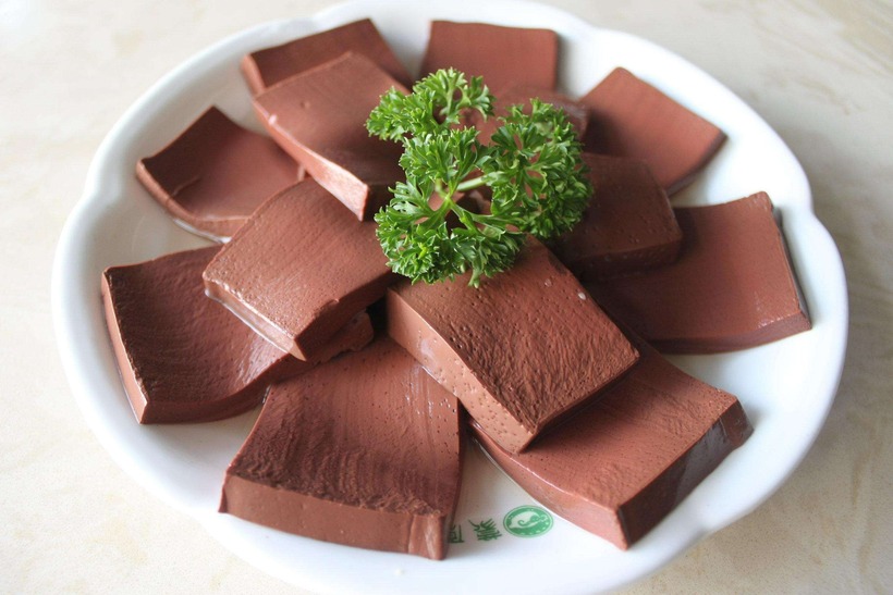 Tiết lợn là một trong những thực phẩm giàu sắt và protein, với hàm lượng vượt trội so với nhiều loại thực phẩm khác.