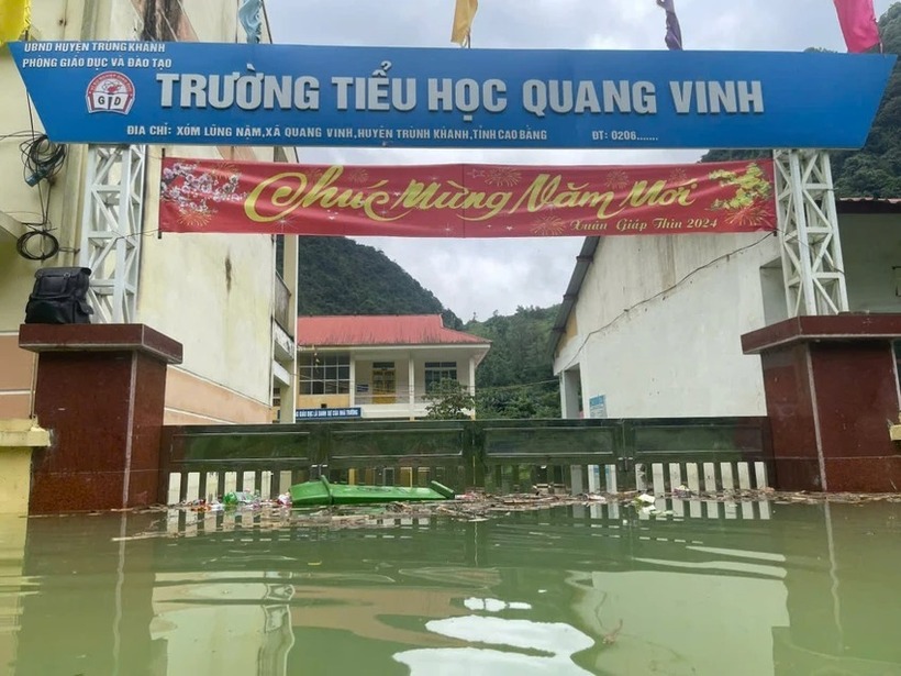 Mưa lớn khiến Trường Tiểu học Quang Vinh ngập sâu. Ảnh: PLO