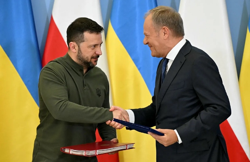 Tổng thống Zelensky (trái) và Thủ tướng Tusk tại lễ ký thỏa thuận an ninh ở Warsaw hôm 8/7. Ảnh: Văn phòng Tổng thống Ukraine