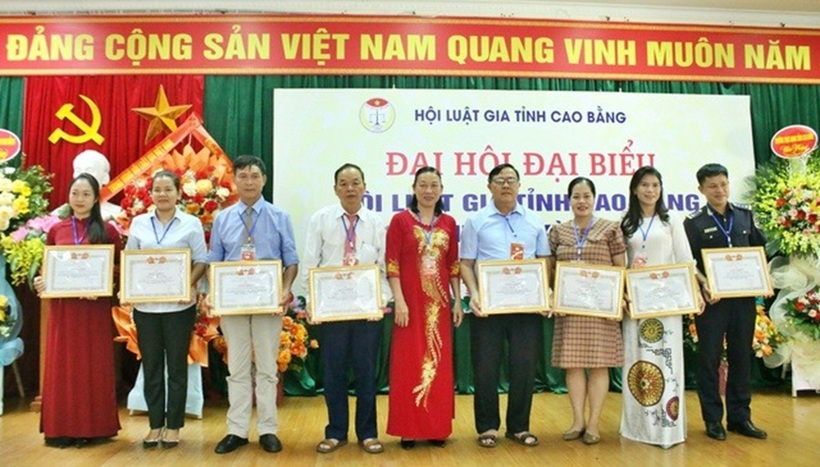 Bà Đàm Thị Vân trao bằng khen cho các hội viên có thành tích cao trong nhiệm kỳ qua.