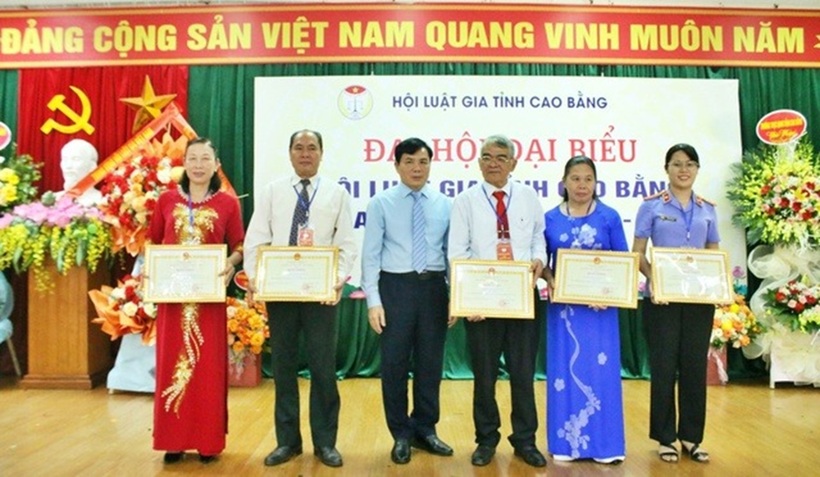 Ông Bàn Thanh Hiền – Giám đốc Sở Tư pháp tỉnh Cao Bằng trao bằng khen cho các nhân có thành tích xuất sắc.
