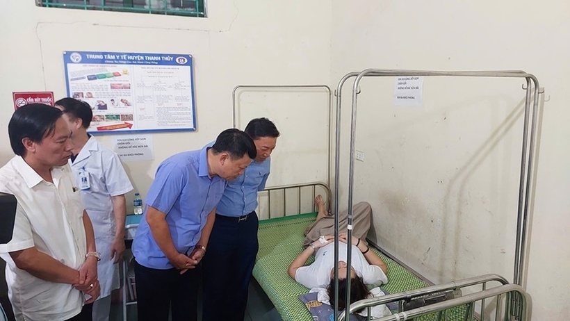 Lãnh đạo UBND huyện Thanh Thuỷ và Sở Y tế thăm các công nhân phải nhập viện nghi bị ngộ độc thực phẩm. Ảnh: VietNamnet