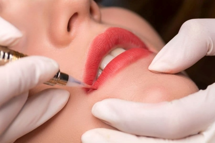 Phun môi nên kiêng ăn đồ nếp, thịt gà, thịt bò, thịt vịt, thực ăn dầu mỡ, hải sản và nhiều loại thực phẩm khác vì chúng kích thích phản ứng viêm, gây phù nề cũng như làm chậm quá trình lành vết thương.