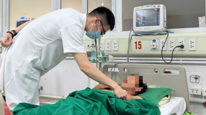Người bệnh đang điều trị tại Bệnh viện Bệnh Nhiệt đới Trung ương. Ảnh: Người Lao Động